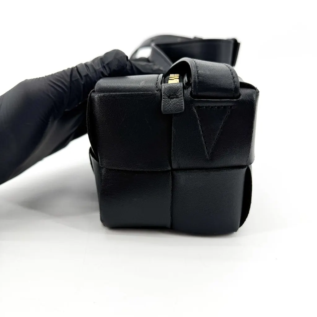 Bottega Veneta Small Brick Cassette Shoulder Bag Black Black Leather Good - Model View