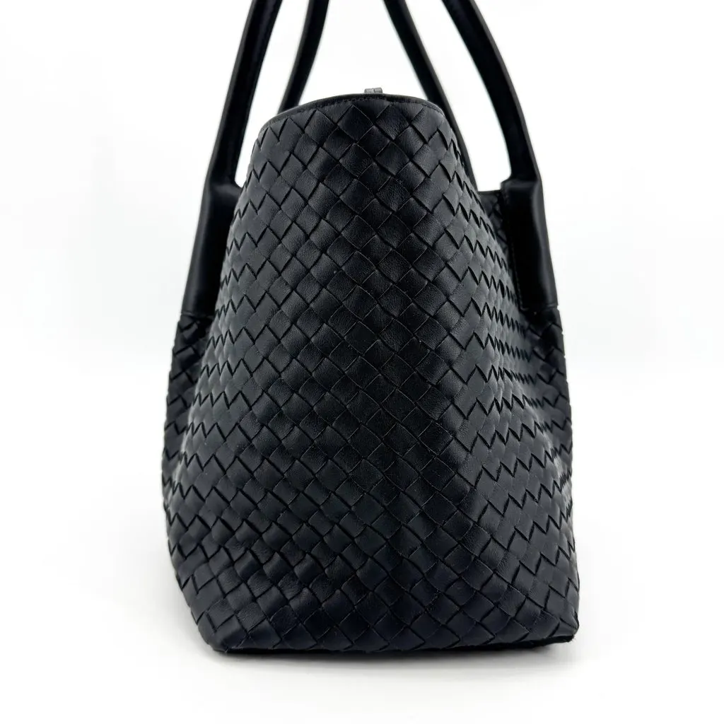 Bottega Veneta Intrecciato Medium Tote Bag Black Black Leather Very good - Model View
