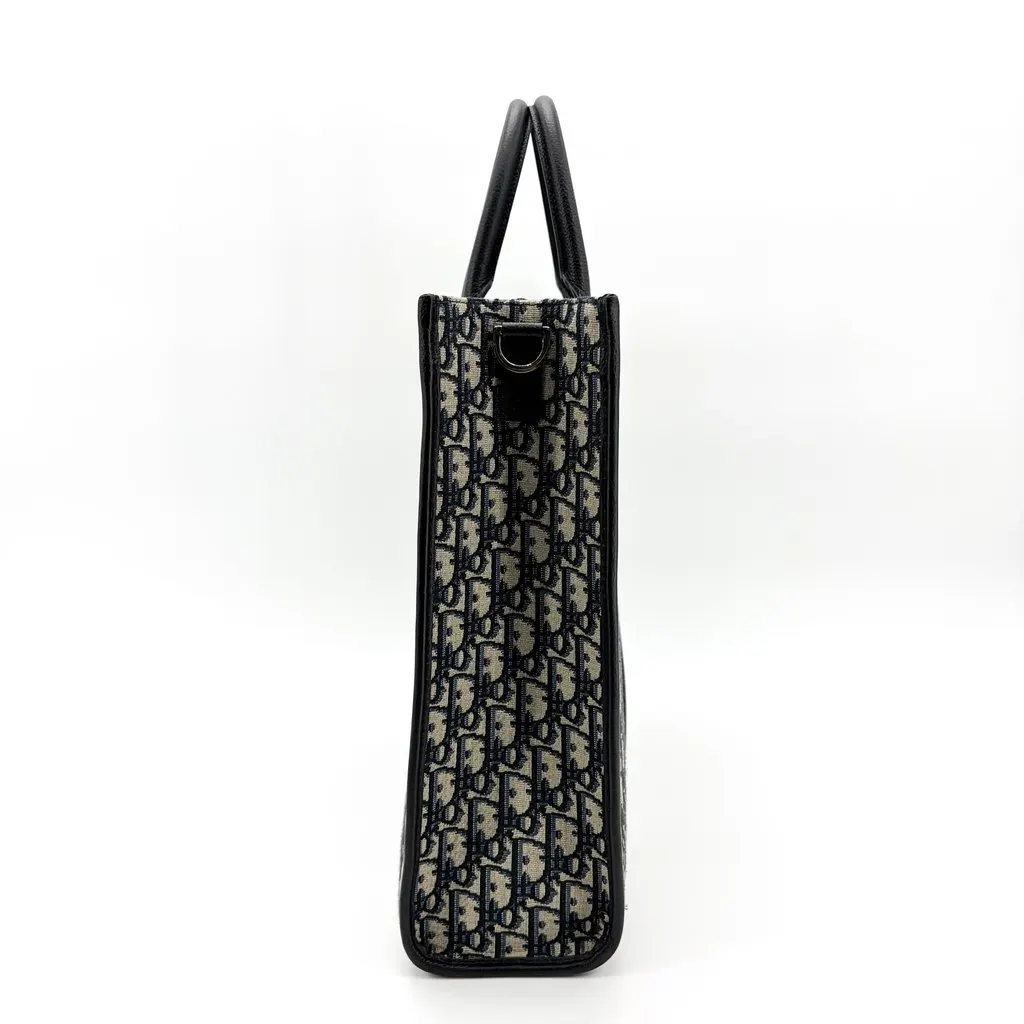 Dior Vertical Tote Bag Beige & Black Dior Oblique Jacquard Beige Canvas Very good - Model View