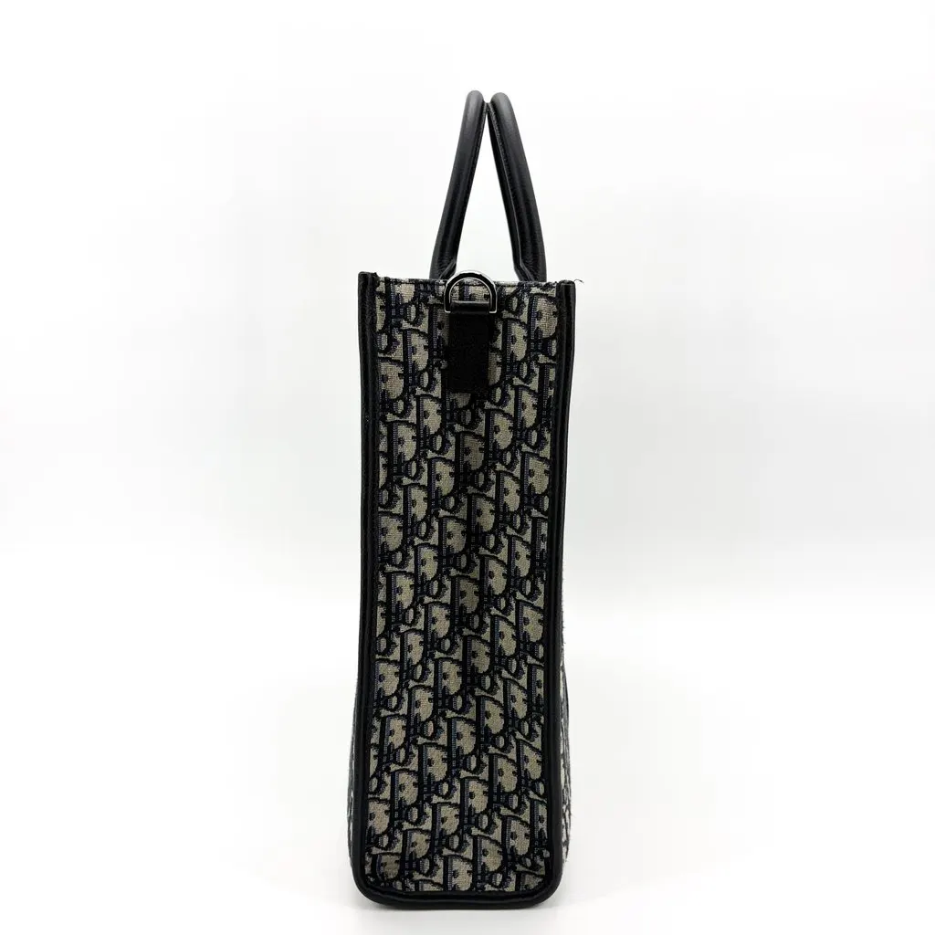 Dior Ringott Tote Bag Navy Oblique Jacquard Beige Jacquard Very good - Model View