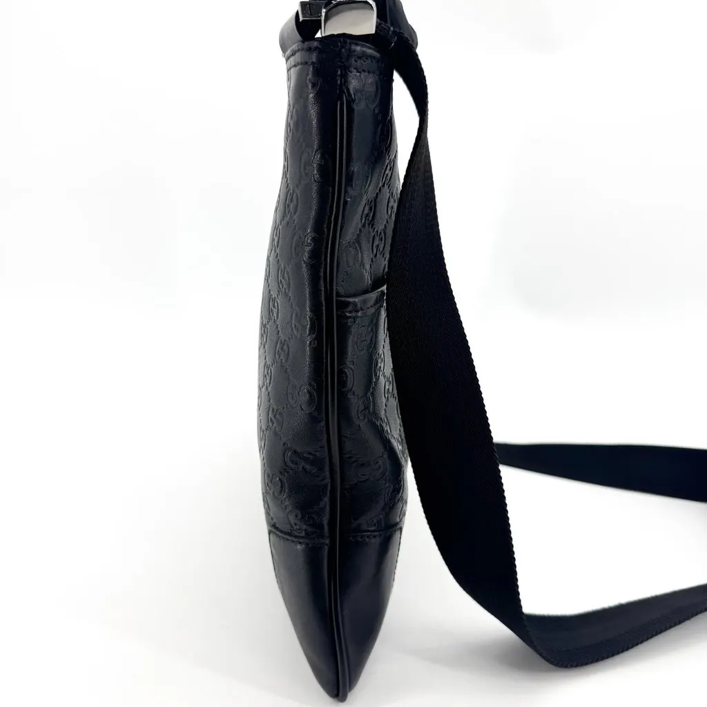 Gucci Signature Leather Messenger Bag Black Black Leather Very good - Model View
