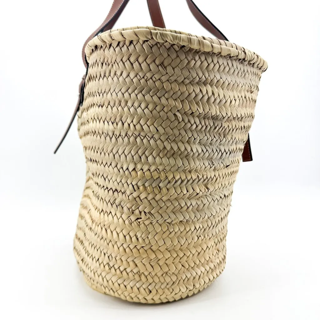 Loewe Medium Basket Bag in Palm Leaf and Calfskin Natural/Tan Beige Leather Very good - Model View
