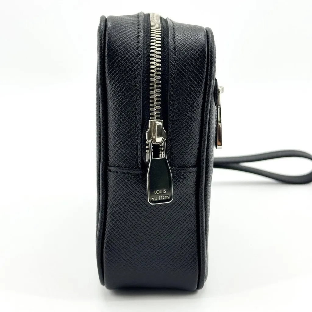 Louis Vuitton Taiga Pavel Black Black Leather Very good - Model View