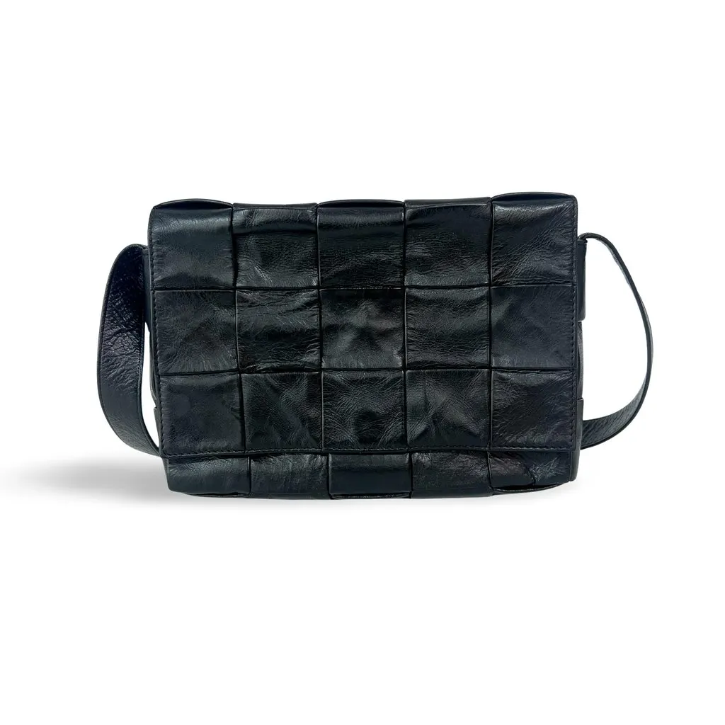Bottega Veneta Cassette Bag Black Black Leather Good - Front View