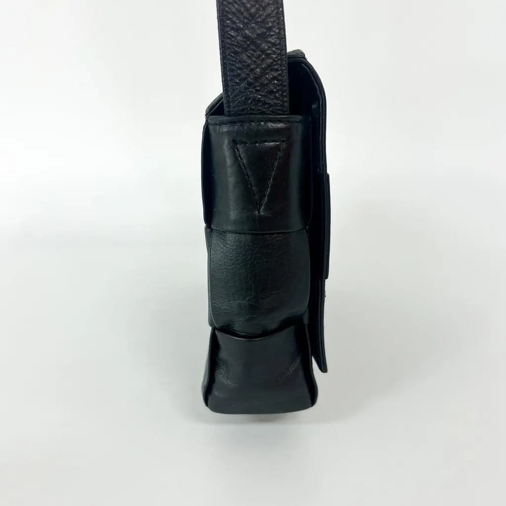 Bottega Veneta Cassette Bag Black Black Leather Good - Inside View