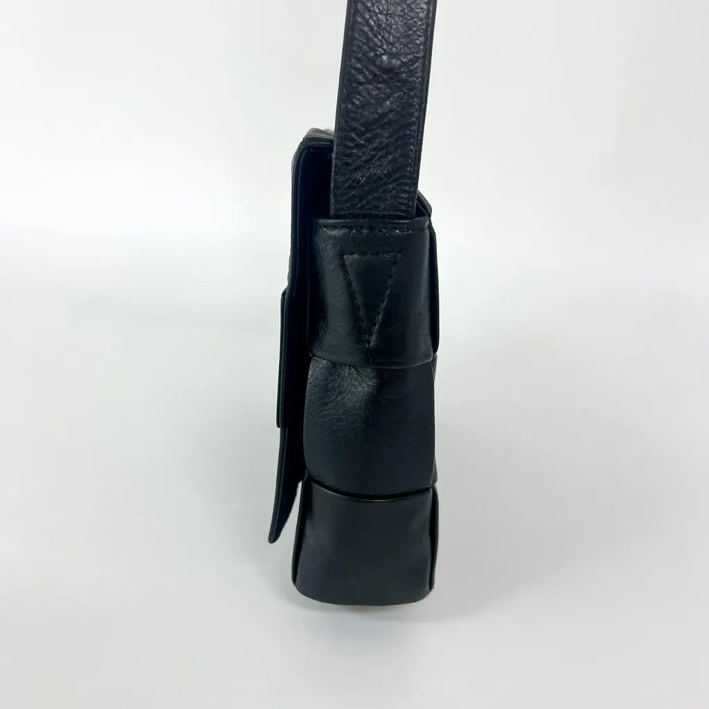 Bottega Veneta Cassette Bag Black Black Leather Good - Model View
