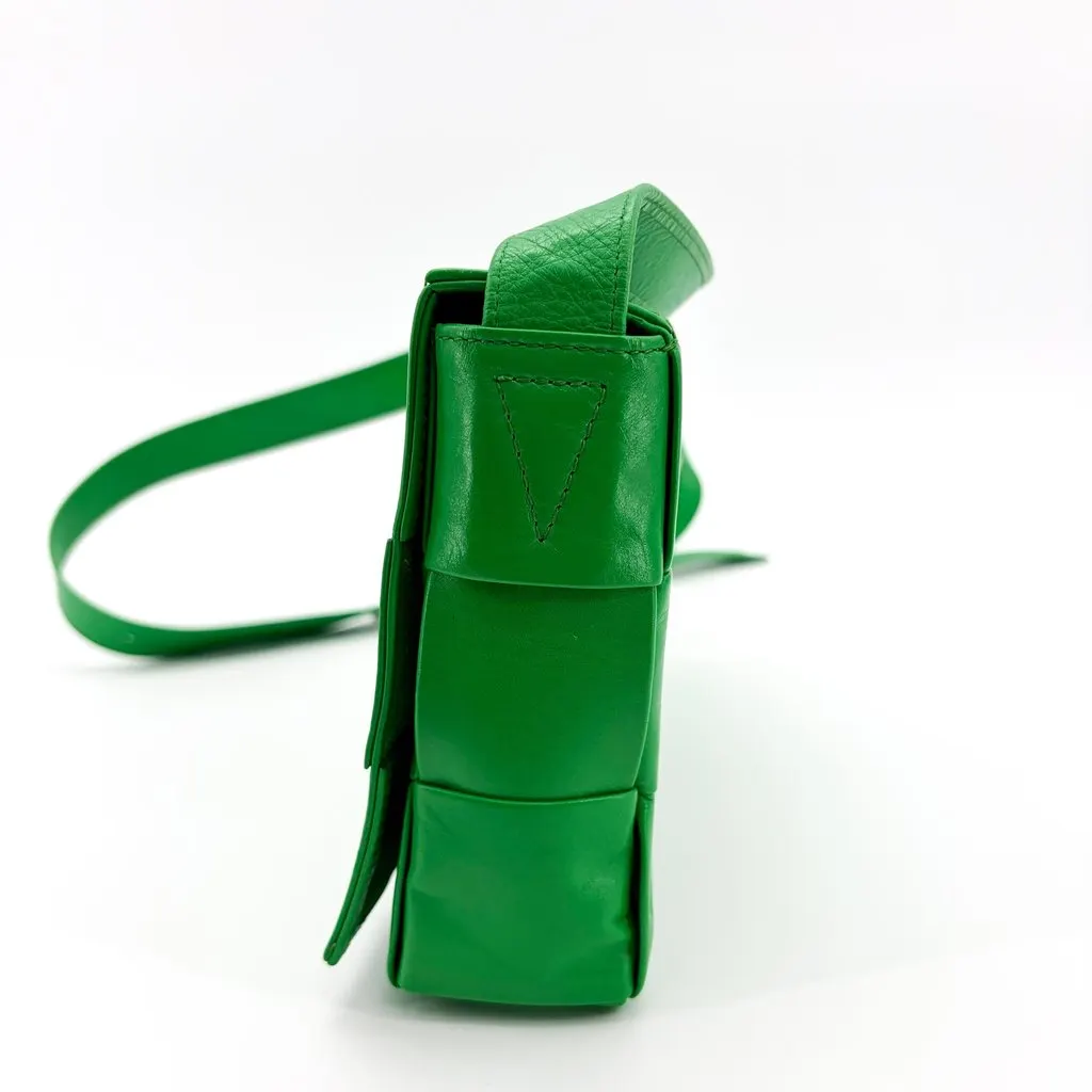 Bottega Veneta Intrecciato Weaving Paraket Cassette Bag Green Green Leather Very good - Model View