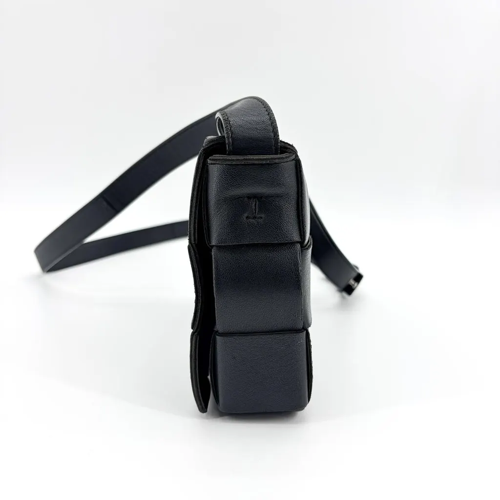 Bottega Veneta Cassette Bag Black Black Leather Good - Inside View