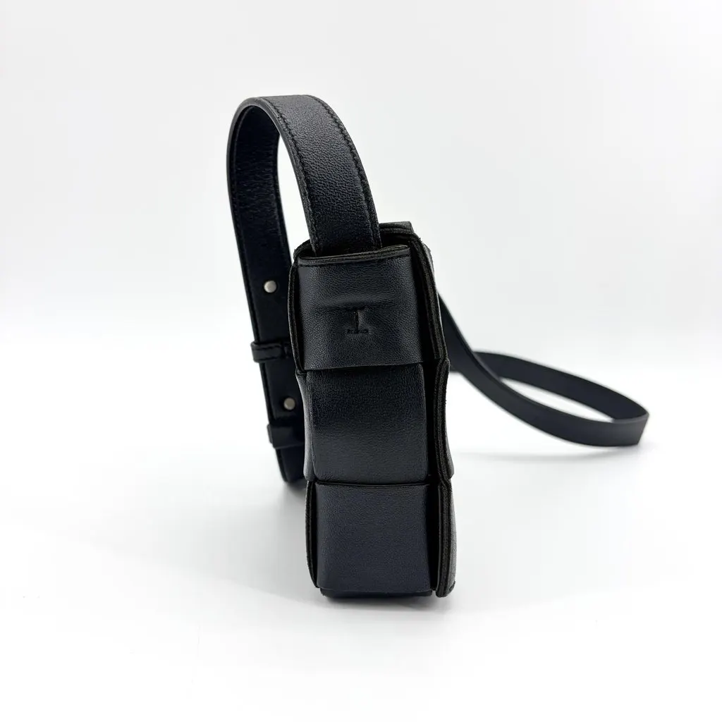 Bottega Veneta Cassette Bag Black Black Leather Good - Model View