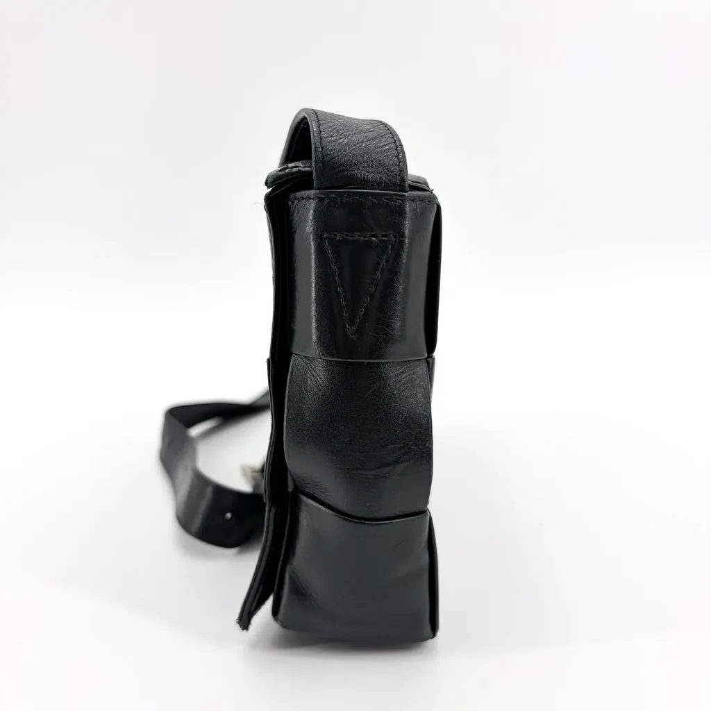 Bottega Veneta Intrecciato Paper Calfskin Cassette Bag Black Black Leather Good - Model View
