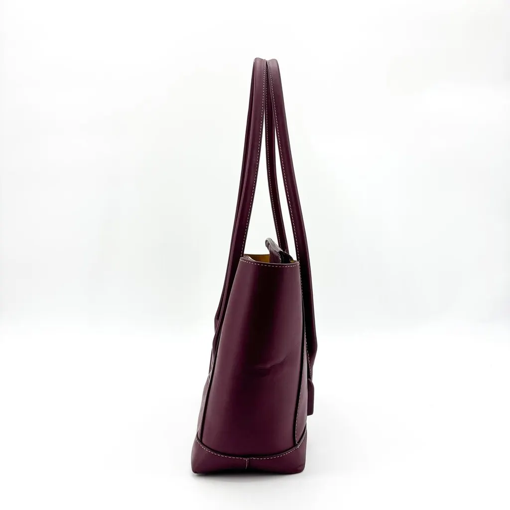 Bottega Veneta Medium Arco Tote Bag Burgundy Burgundy Leather Good - Model View