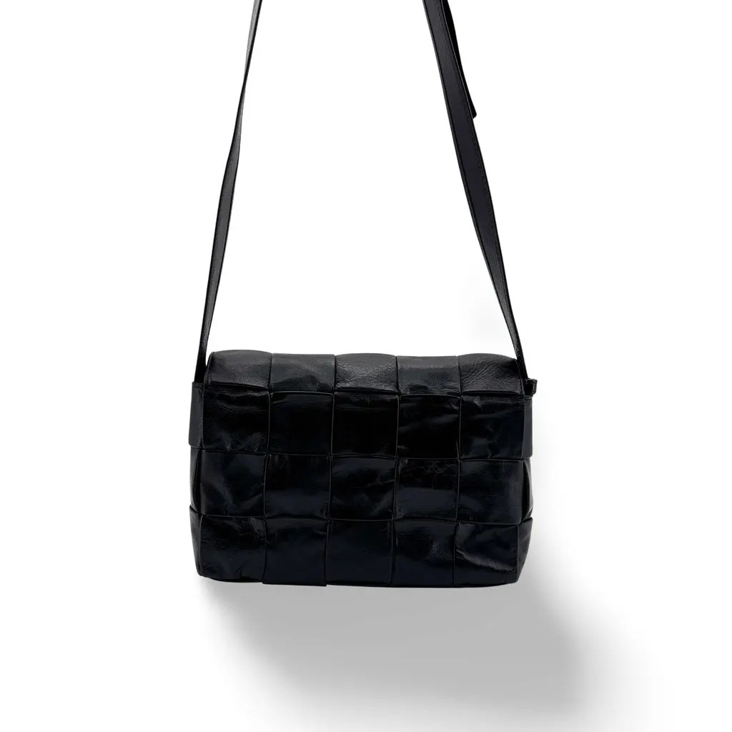 Bottega Veneta Cassette Shoulder Bag Black Black Leather Very good - Front View