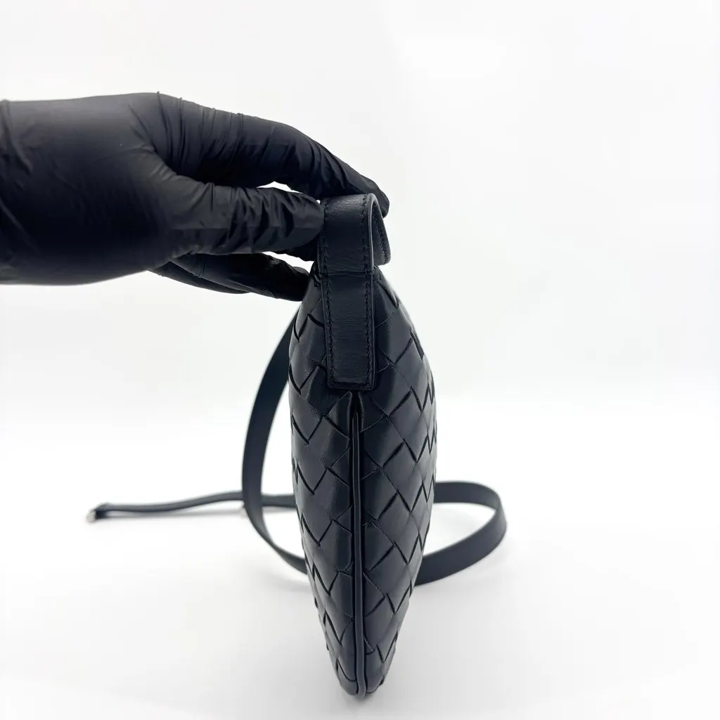 Bottega Veneta Intrecciato Beak Shoulder Bag Black Black Leather Good - Model View