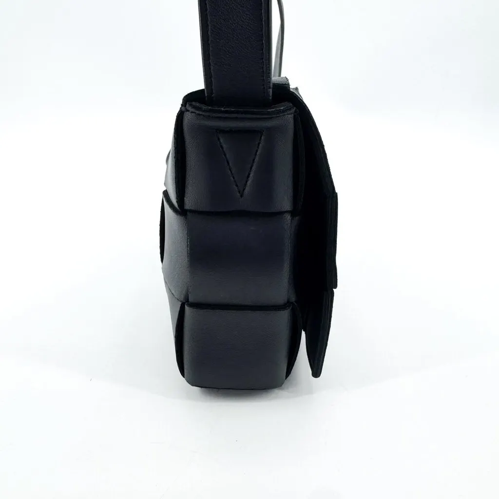 Bottega Veneta Cassette Shoulder Bag Black Black Leather Good - Model View