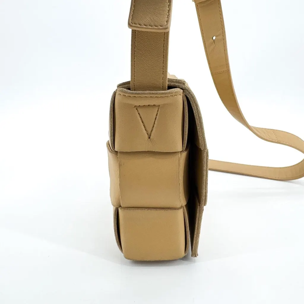 Bottega Veneta Cassette Shoulder Bag Beige Beige Leather Fair - Model View