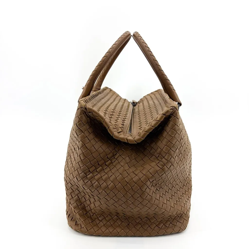 Bottega Veneta Intrecciato Roma Tote Bag Brown Brown Leather Fair - Model View