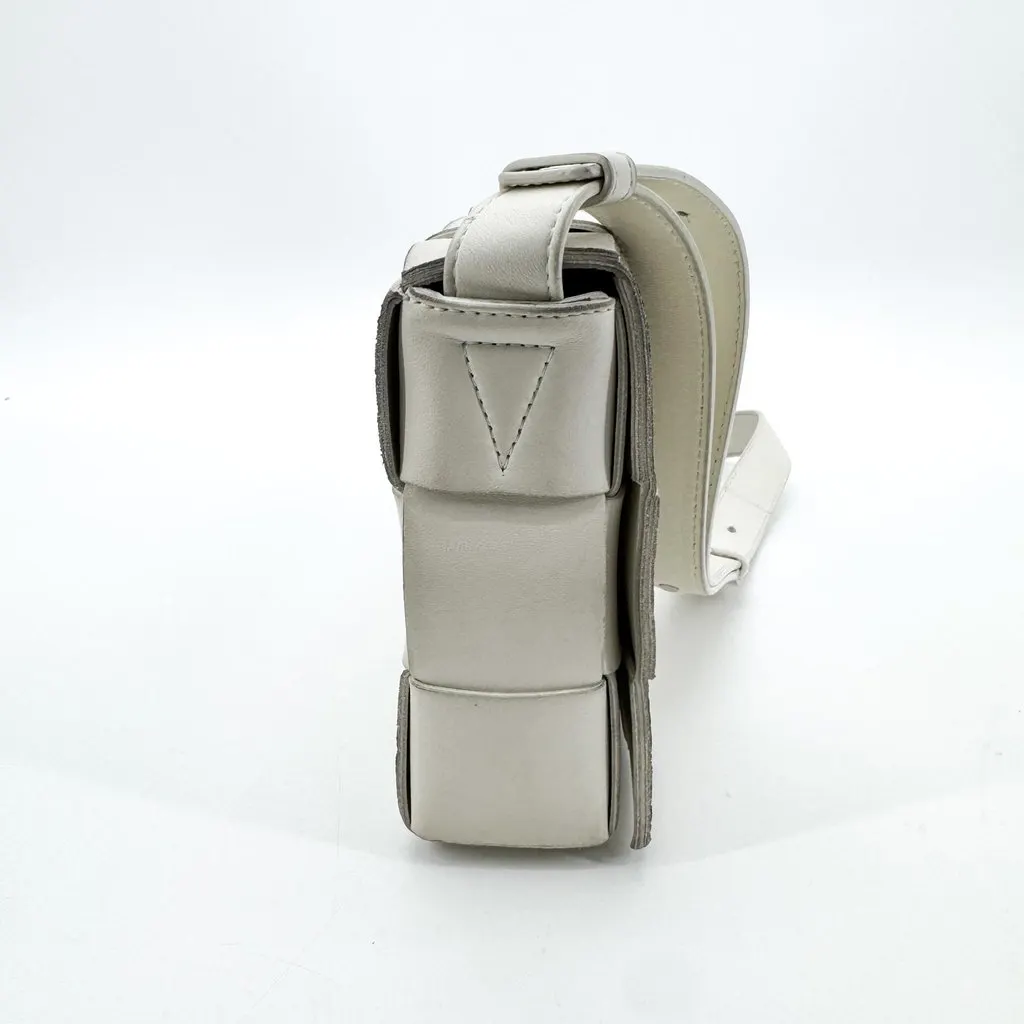 Bottega Veneta Cassette Shoulder Bag Plaster White Leather Fair - Model View