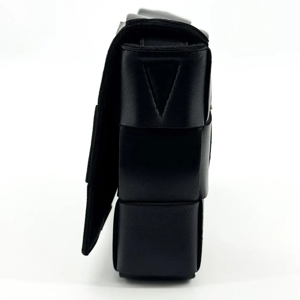 Bottega Veneta Cassette Shoulder Bag Black Black Leather Very good - Model View