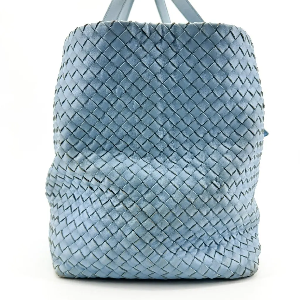 Bottega Veneta Intrecciato Tote Bag Sky Blue Blue Leather Fair - Model View