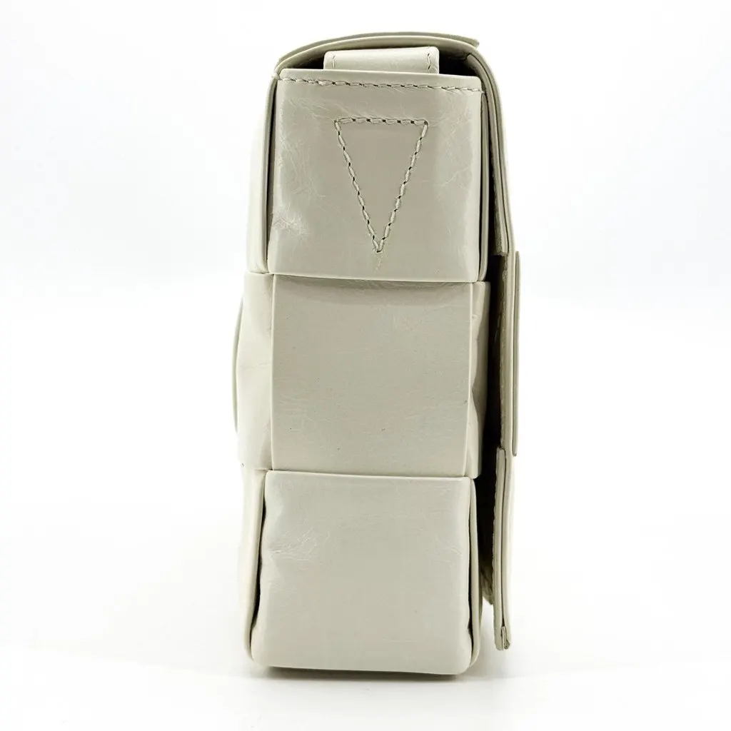 Bottega Veneta Cassette Bag White White Leather Good - Model View