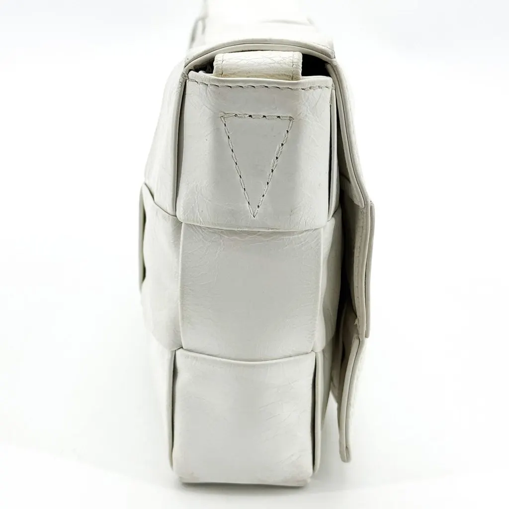 Bottega Veneta Cassette Bag White White Leather Fair - Model View