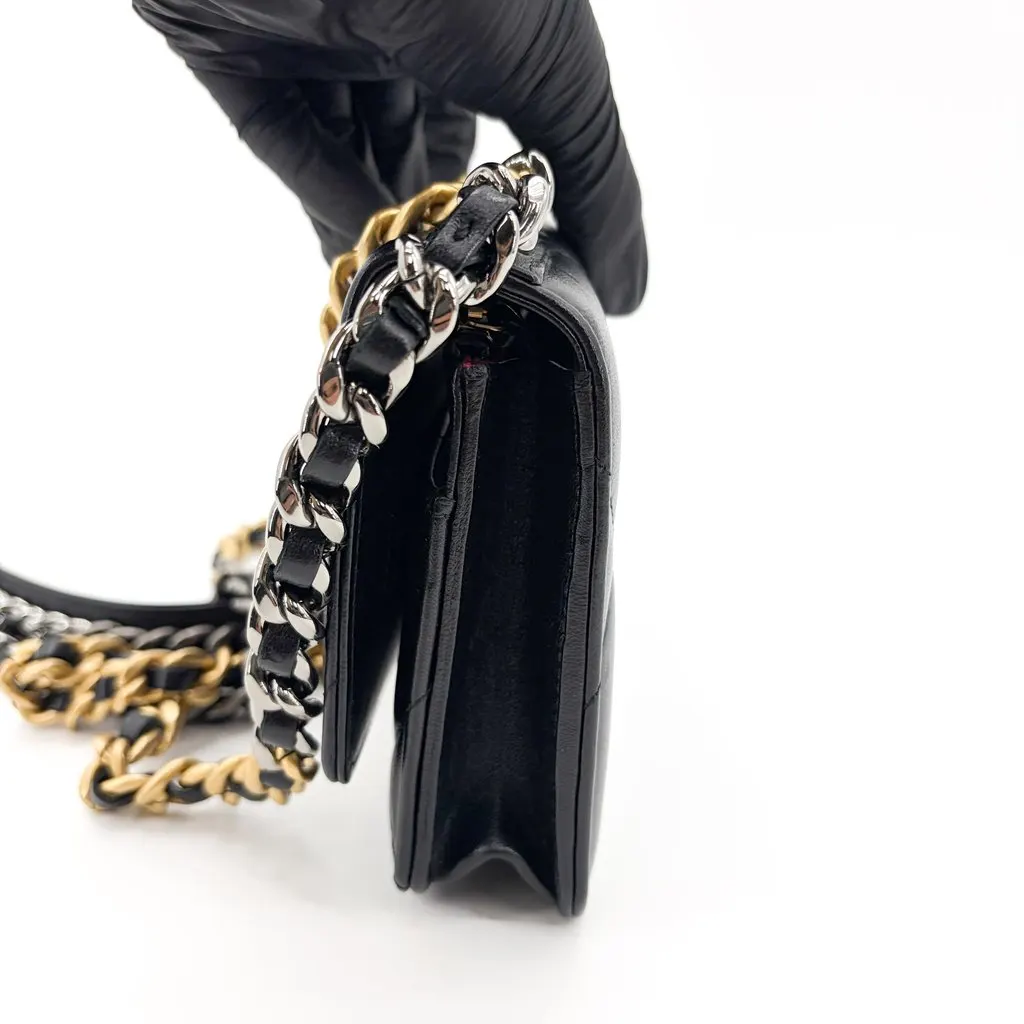 Chanel 19 Wallet on Chain Black Black Leather Very good - Model View