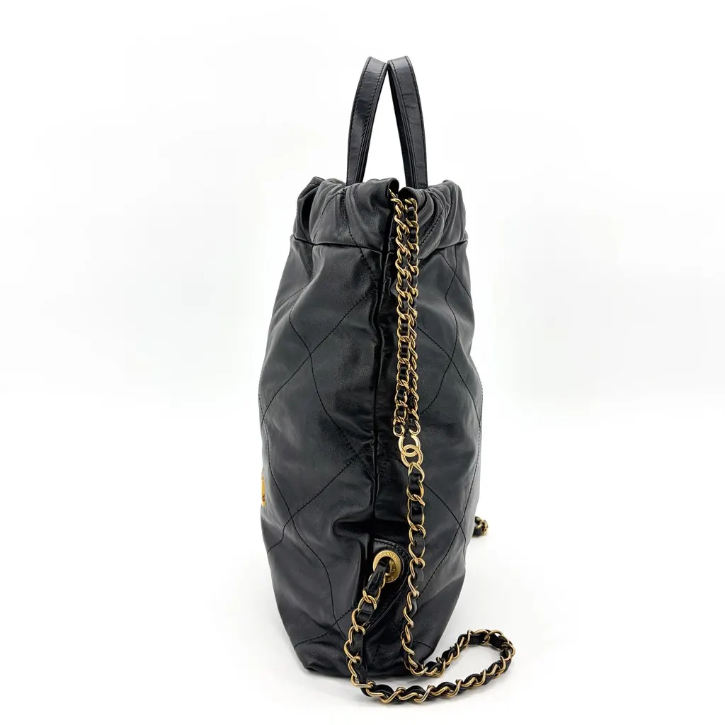 Chanel 22 Backpack Shiny Calfskin Gold Hardware Black Black Leather Very good - Model View