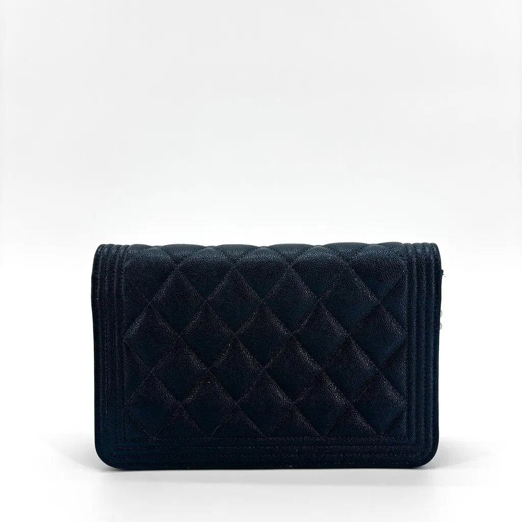 Chanel Boy Wallet on Chain Caviar Silver Hardware Navy Navy Leather Very good - Model View