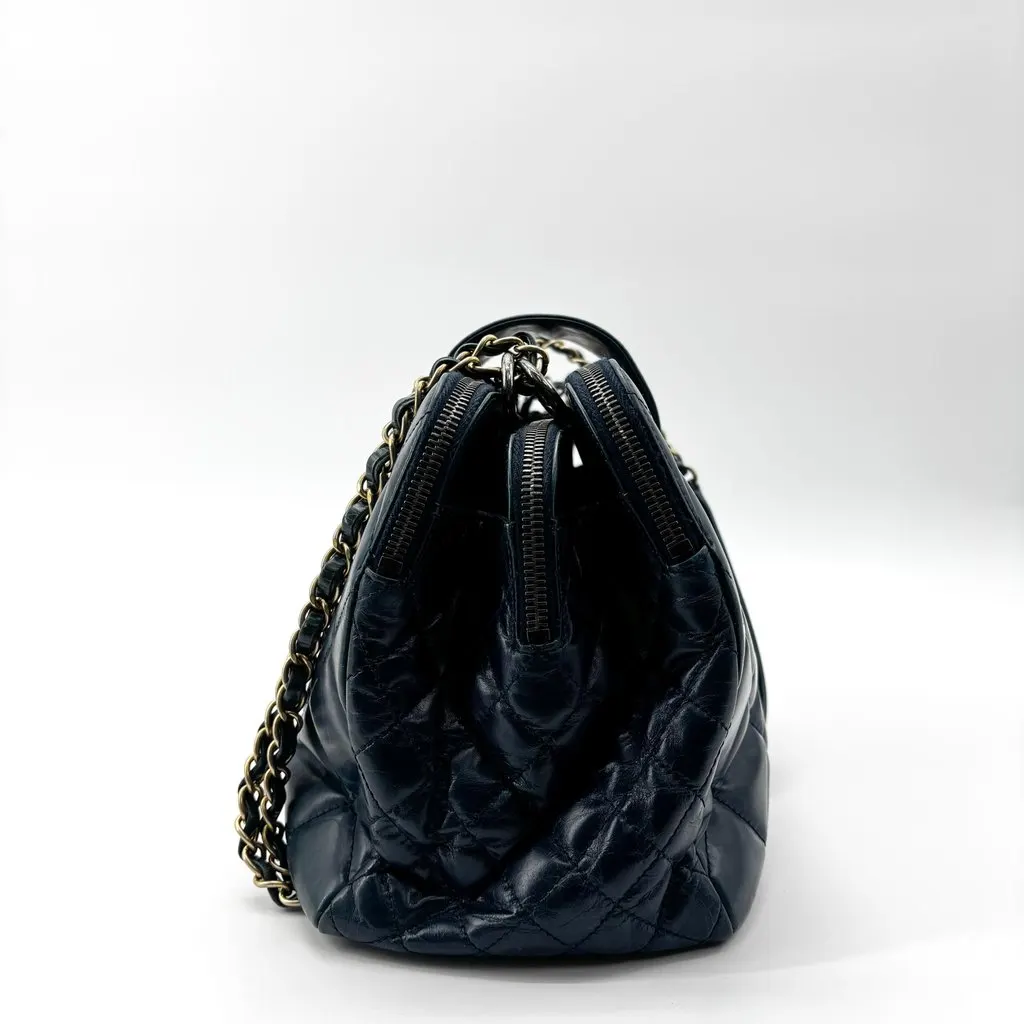 Chanel Vintage Lambskin Frame Chain Shoulder Bag Navy Gold Hardware Gold Leather Very good - Model View
