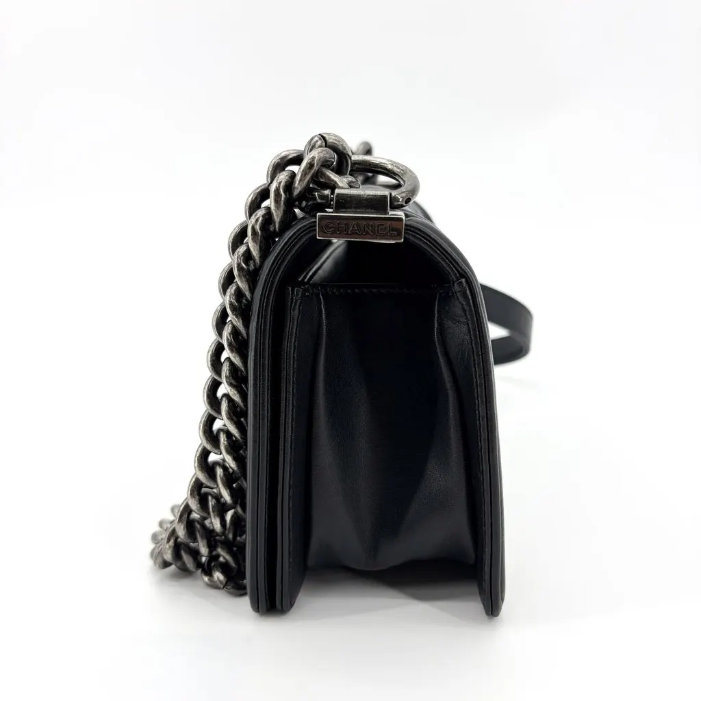 Chanel Boy Flap Bag Medium Vintage Silver Hardware Black Black Leather Very good - Model View