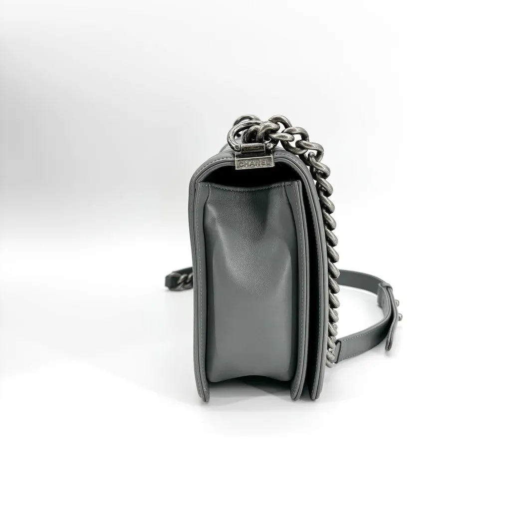 Chanel Boy Bag Medium Vintage Silver Hardware Grey MultiColor Leather Very good - Model View