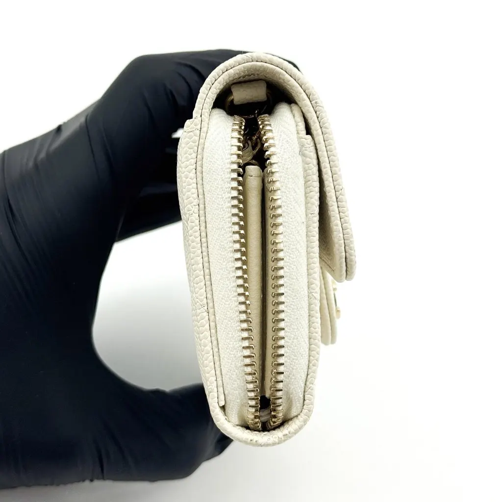 Chanel Classic Flap Card Holder Caviar Gold White White Leather Very good - Model View
