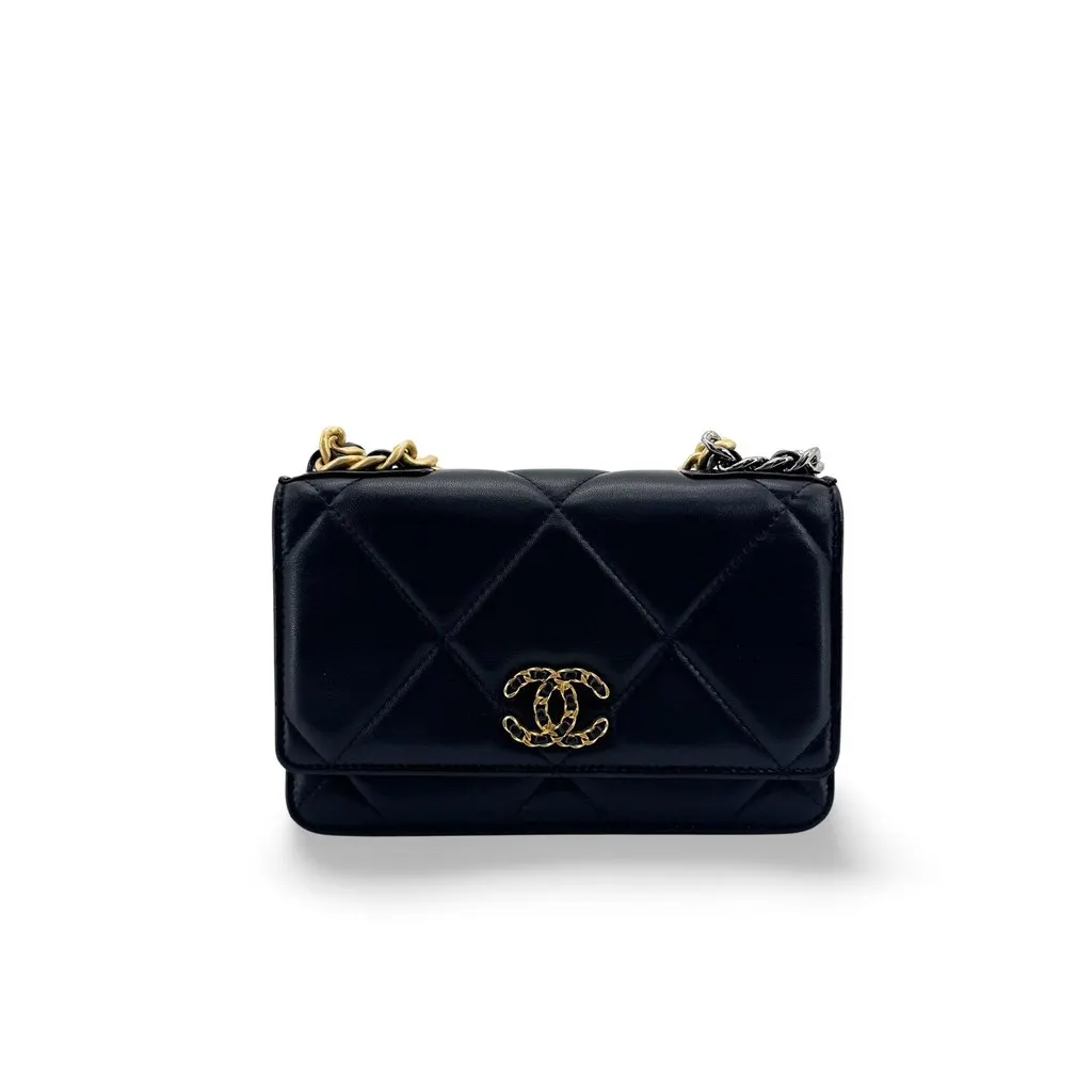 Chanel 19 Wallet on Chain Lambskin Black Black Leather Very good - Front View