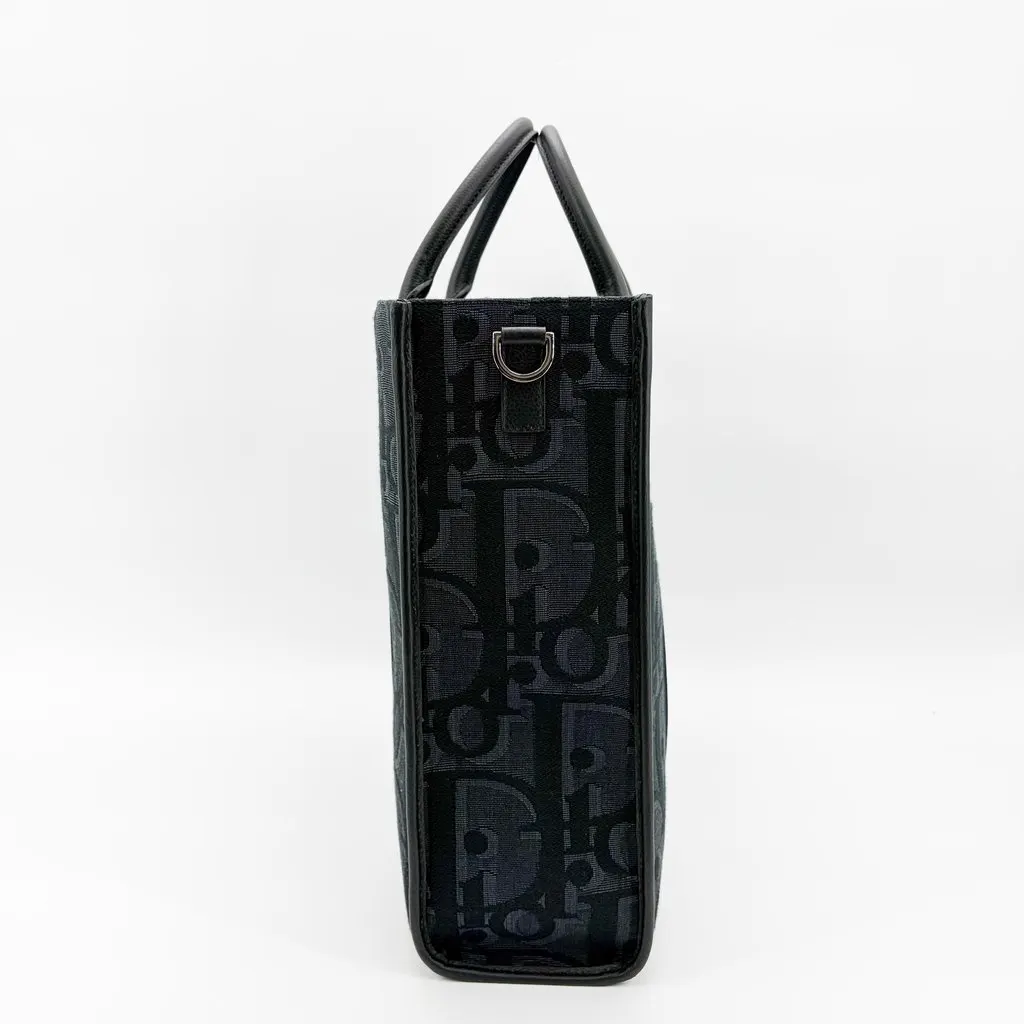 Dior Vertical Tote Bag Black Oblique Jacquard Black Canvas Very good - Model View