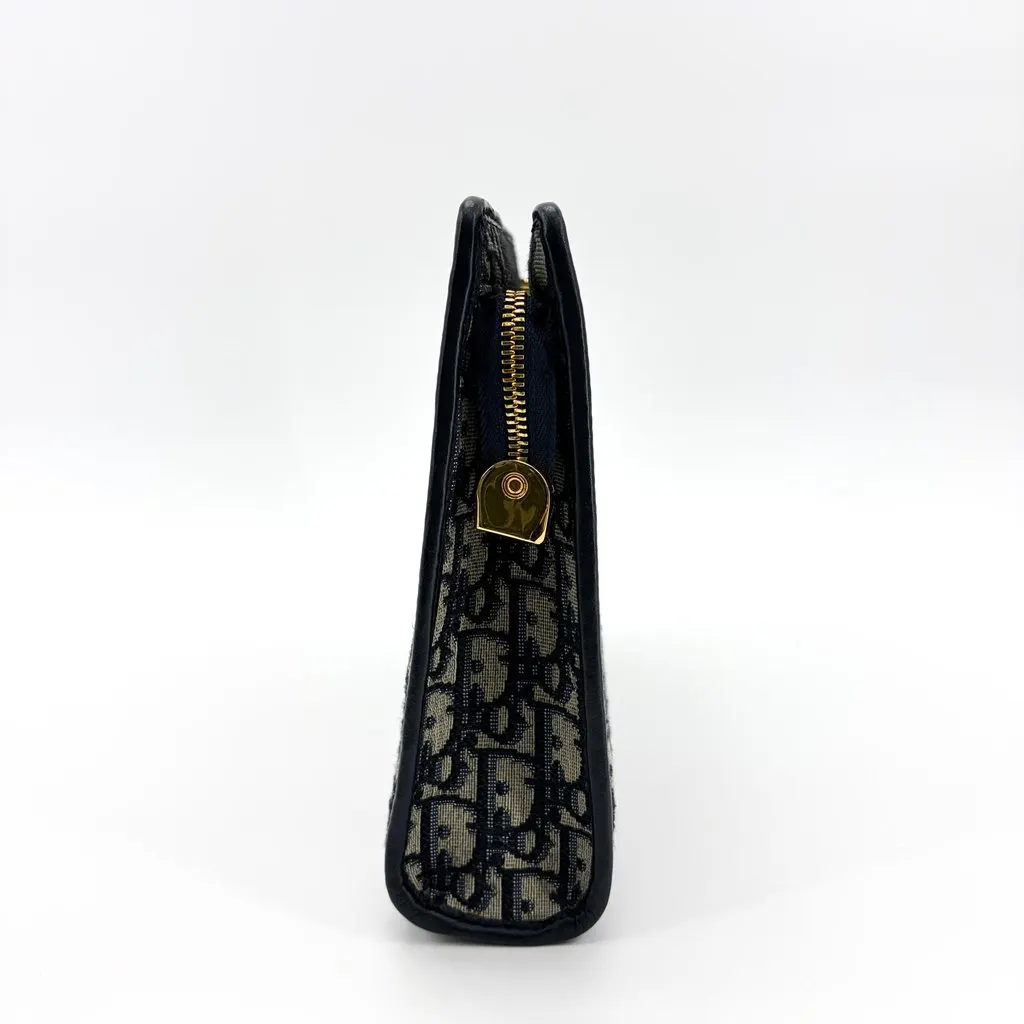 Dior 30 Montaigne Beauty Pouch Blue Oblique Jacquard Beige Jacquard Very good - Model View