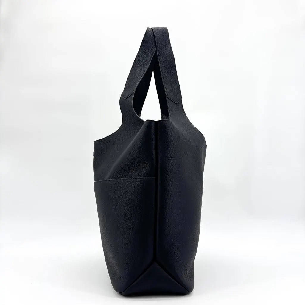 Dior Toujours / Dior Icons Leather Tote Bag in Black Calfsikn Navy Leather Very good - Model View