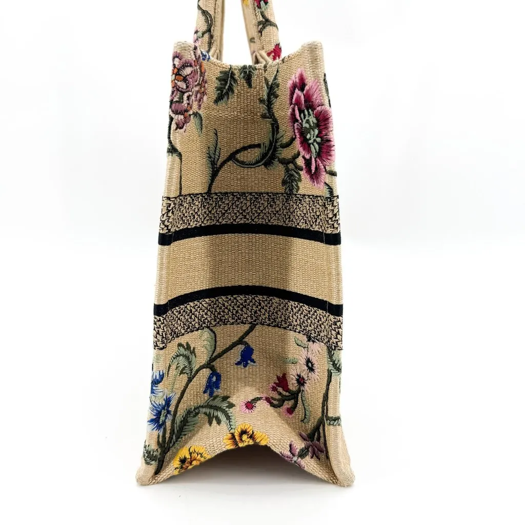 Dior Medium Book Tote Jardin Botanique Beige Multicolor Beige Canvas Very good - Model View