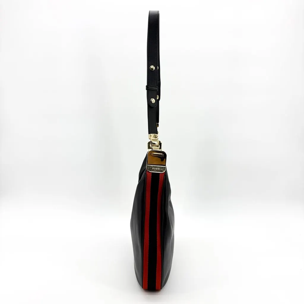 Gucci Attache Black Shoulder Bag Black Leather Good - Model View