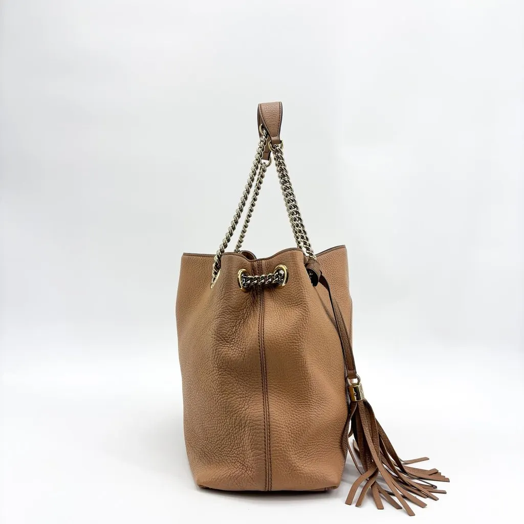 Gucci Soho Interlocking G Chain Shoulder Bag Beige Beige Leather Fair - Model View