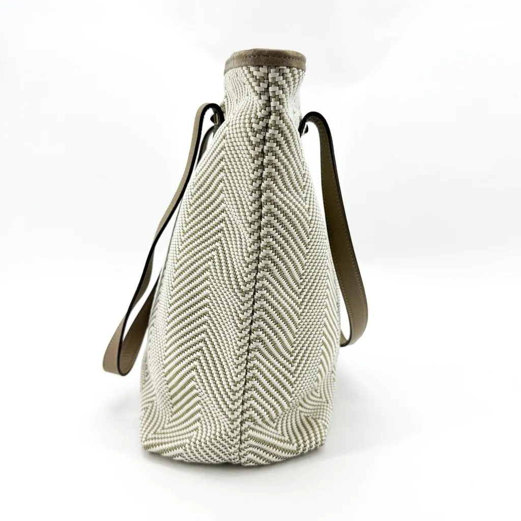 Hermès Chevron Canvas Tote Bag Beige Etoupe Beige Canvas Good - Model View
