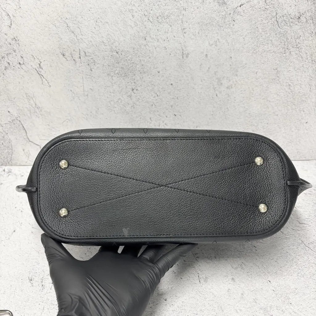Louis Vuitton Girolata Black M54402 GIROLATA MAHINA NOIR Black Leather Good - Model View