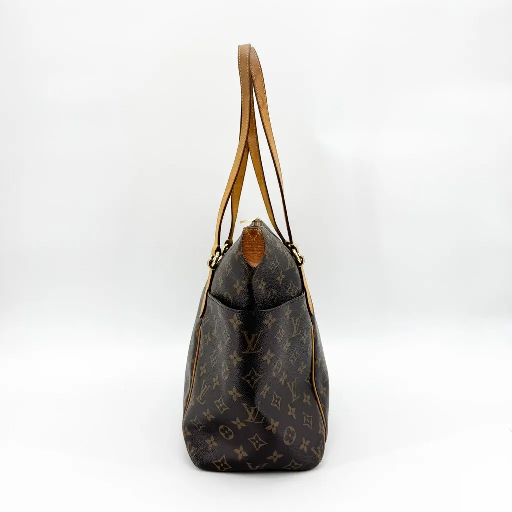 Louis Vuitton Monogram Totally MM Beige Canvas Good - Model View