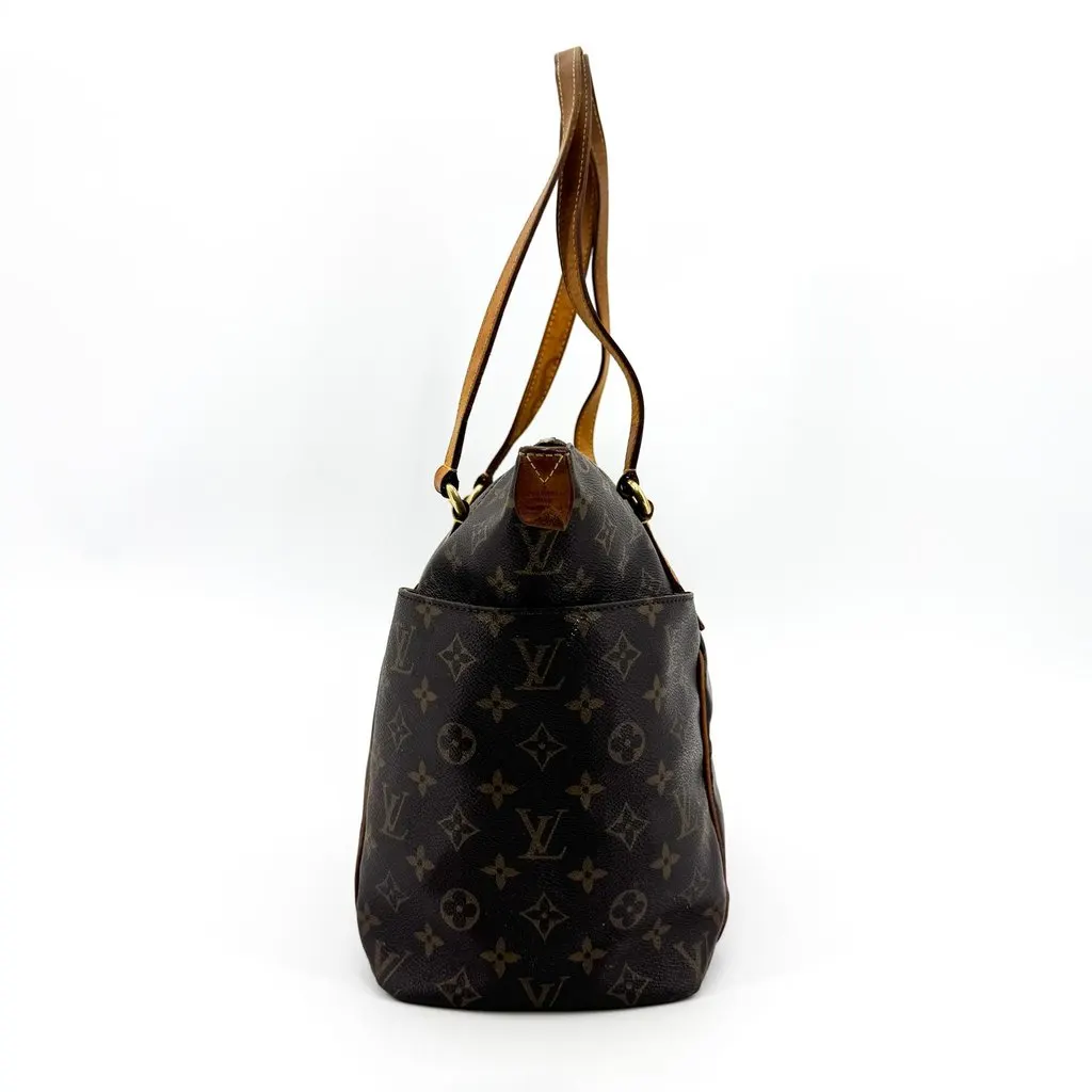 Louis Vuitton Monogram Totally MM Beige Canvas Fair - Model View
