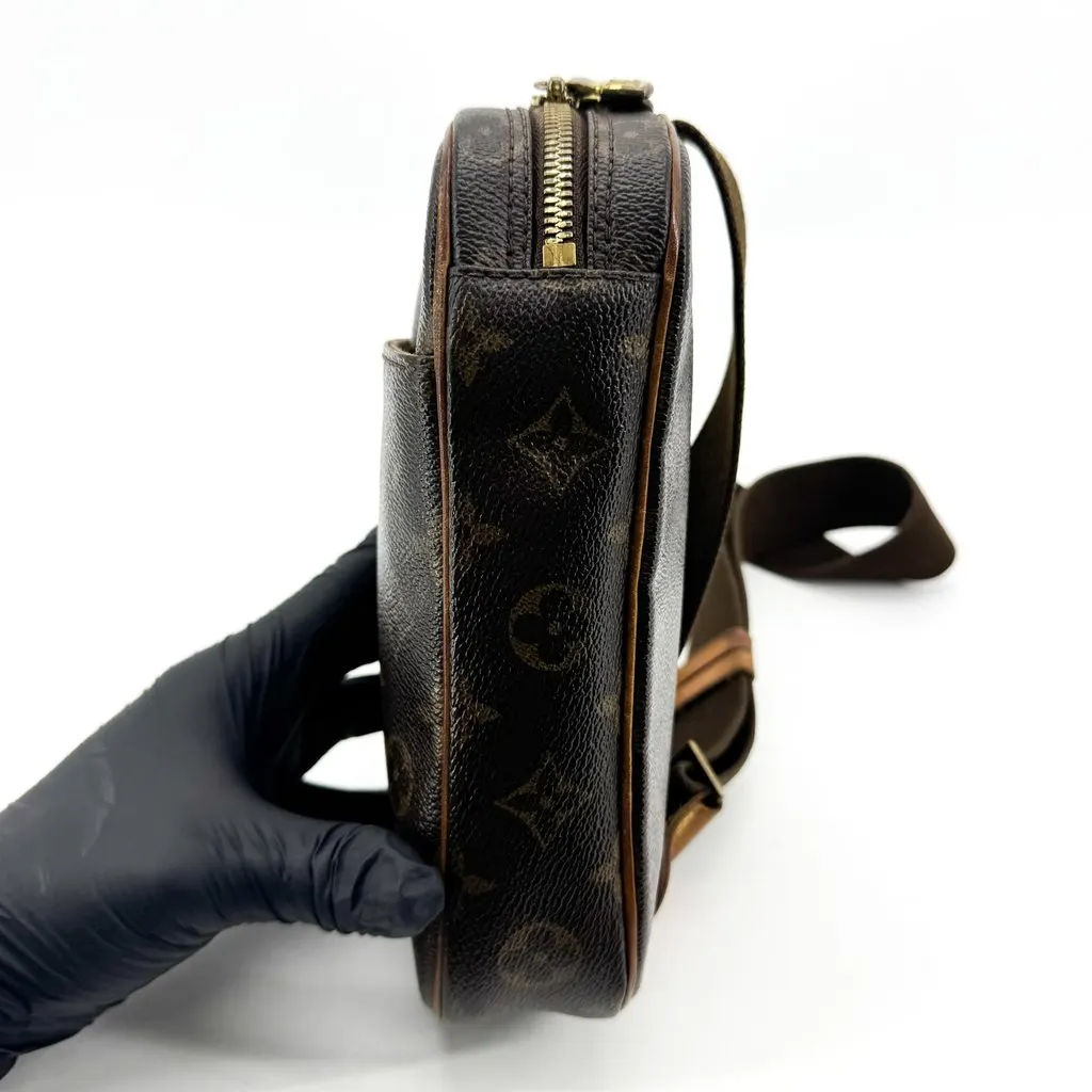 Louis Vuitton Monogram Pochette Gange Brown Canvas Good - Model View