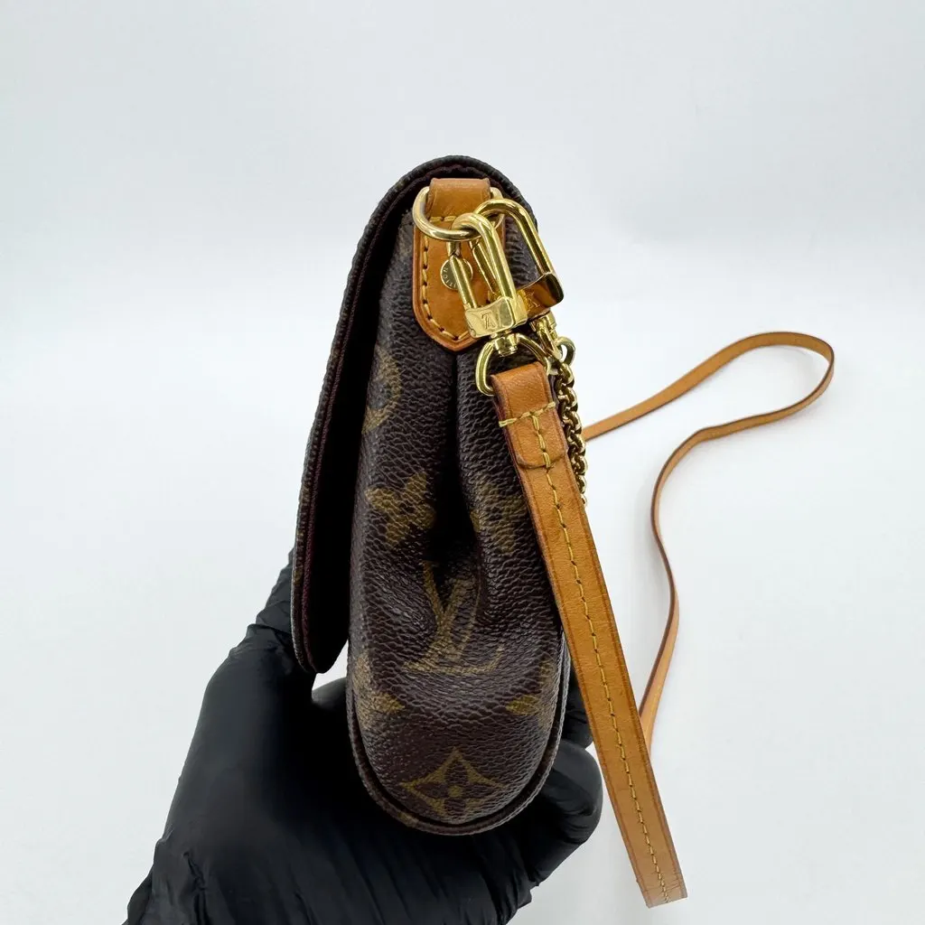 Louis Vuitton Favorite PM Monogram Brown Canvas Very good - Model View