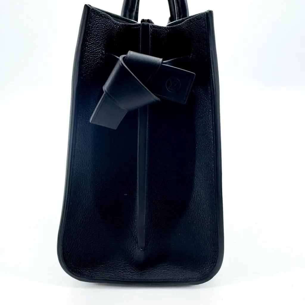 Louis Vuitton Very Tote MM Black Black Leather Good - Model View