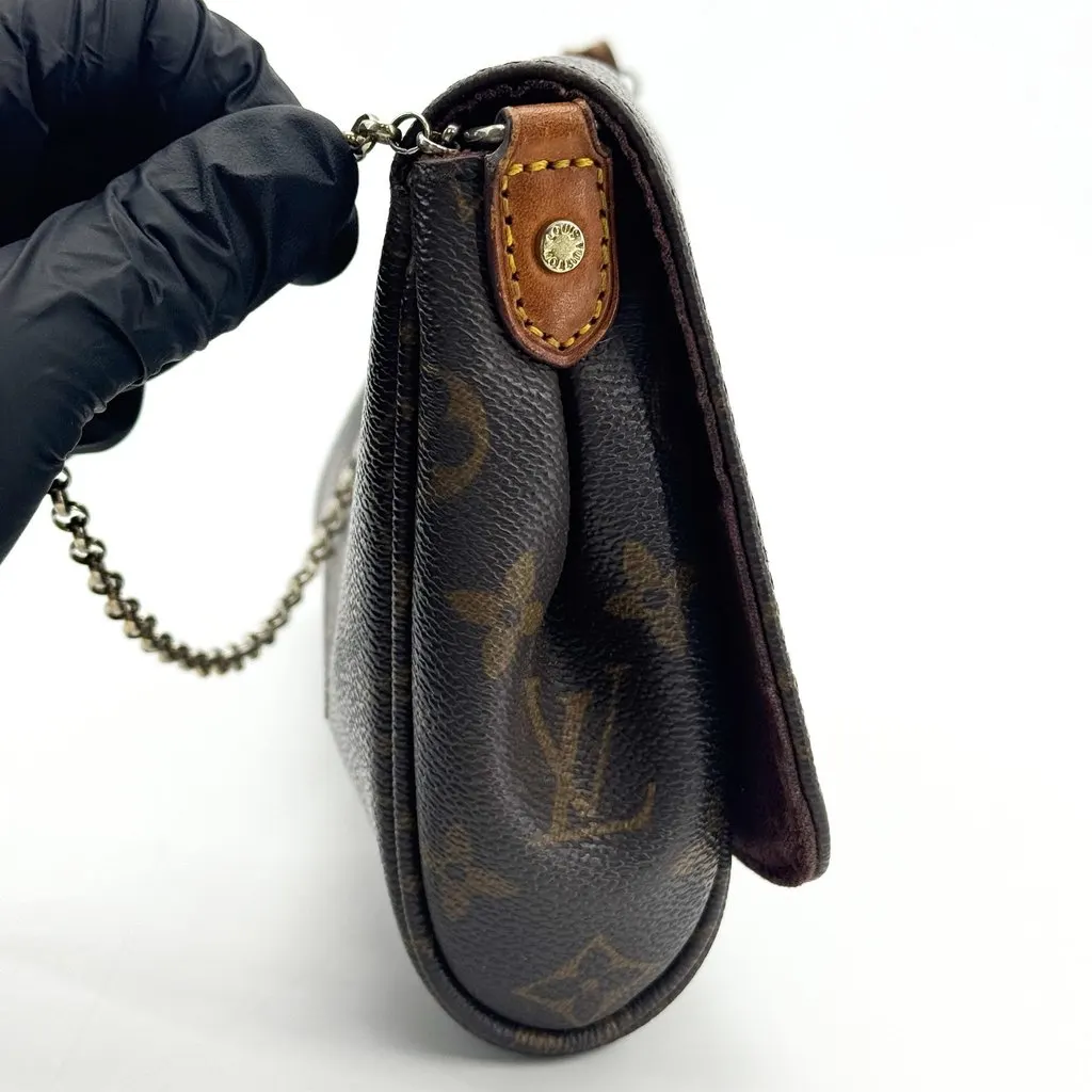 Louis Vuitton Monogram Favorite PM Brown Canvas Good - Model View