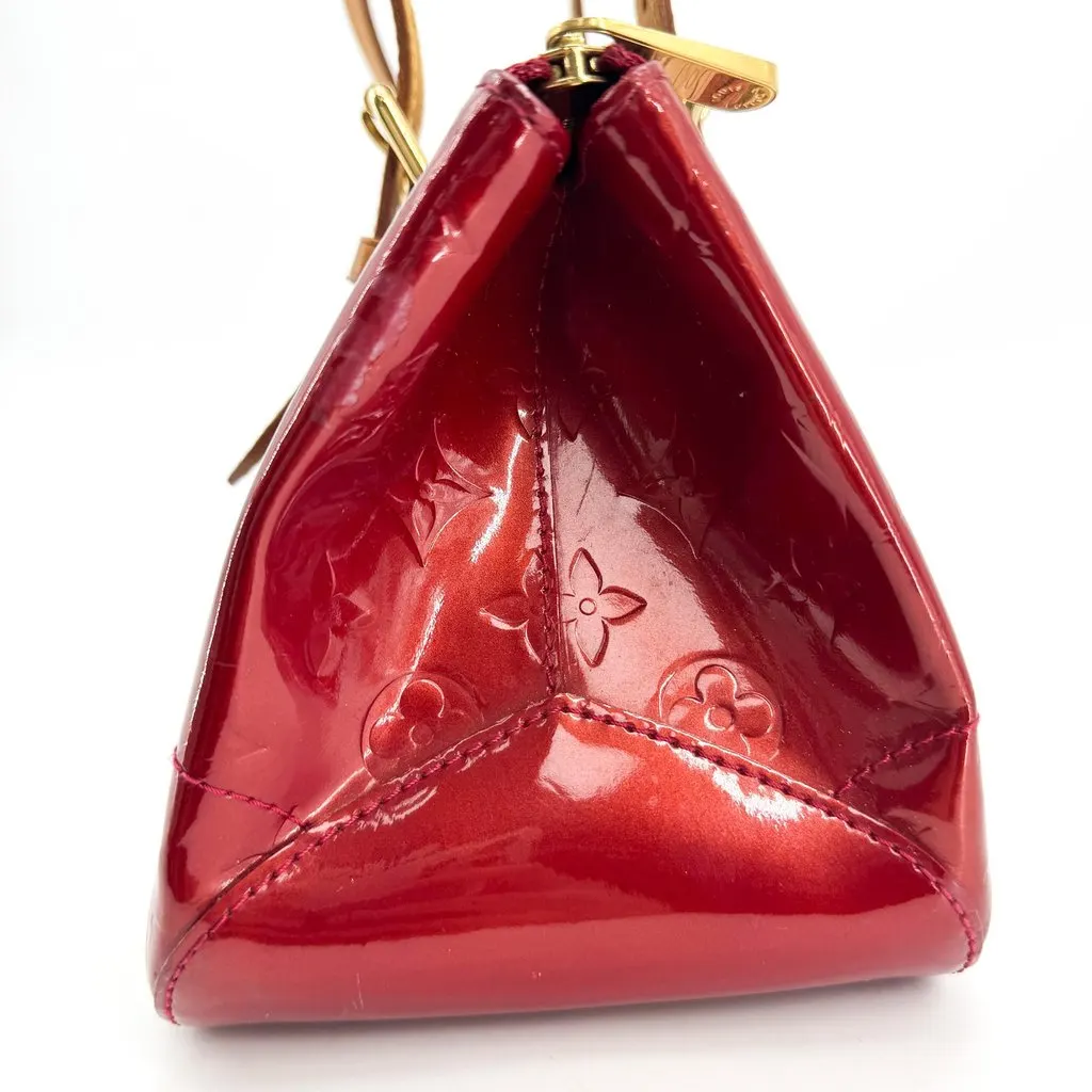 Louis Vuitton Monogram Vernis Rosewood Avenue Shoulder Bag Pomme d'Amour Red Leather Fair - Model View