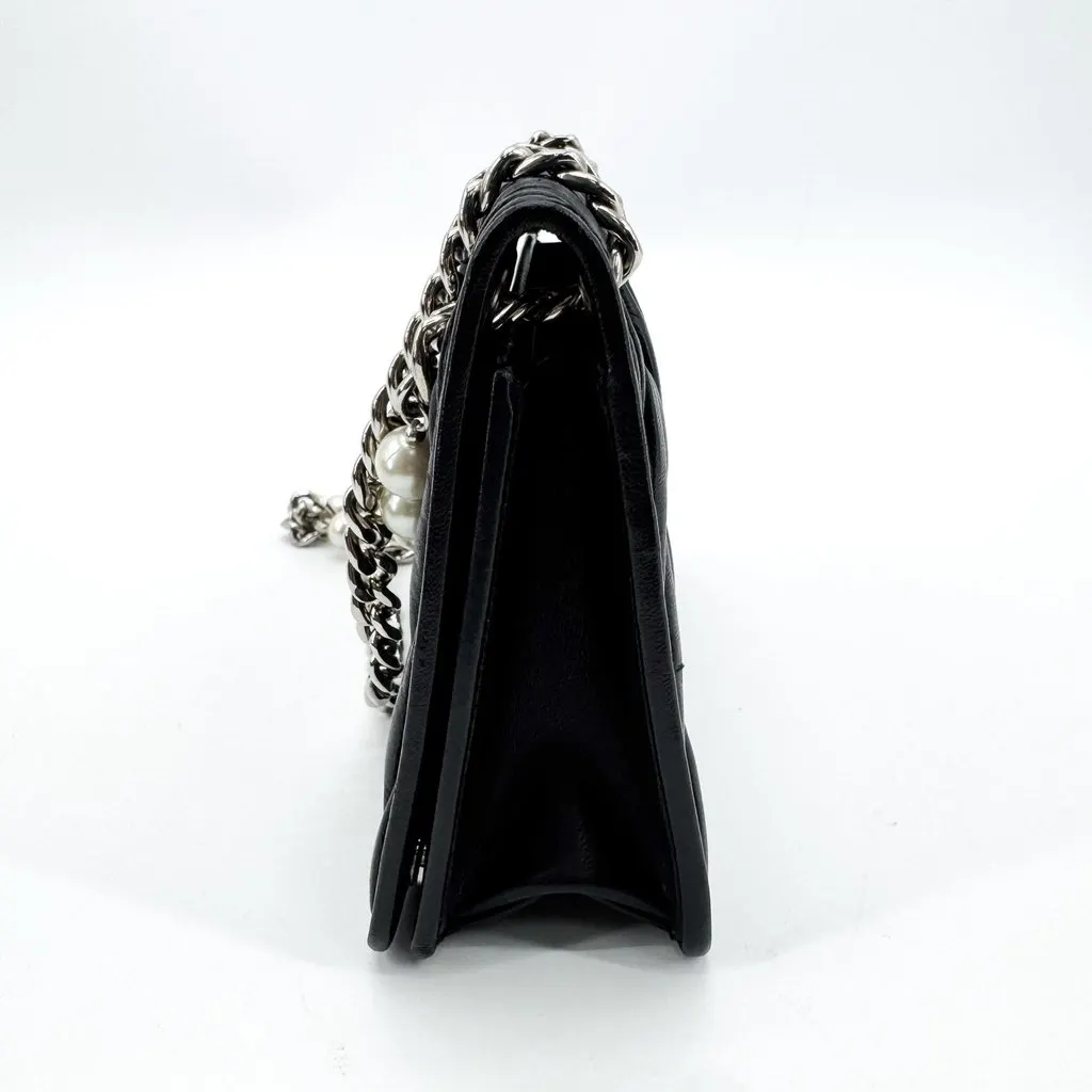 Miu Miu Matelassé Pearl Shoulder Bag Black Black Leather Very good - Model View