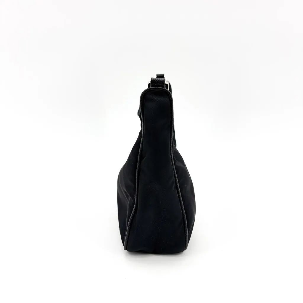 Prada Re-edition 2000 Nylon Mini Bag Black Black Polyamide Good - Model View